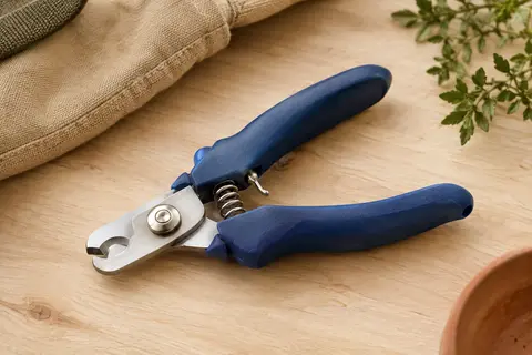 Coupe-griffes Candure à poignée bleu foncé, lame droite en acier inoxydable et garde de sécurité