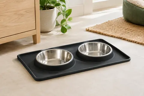 Deux bols en acier inoxydable amovibles posés sur un tapis noir en silicone antidérapant