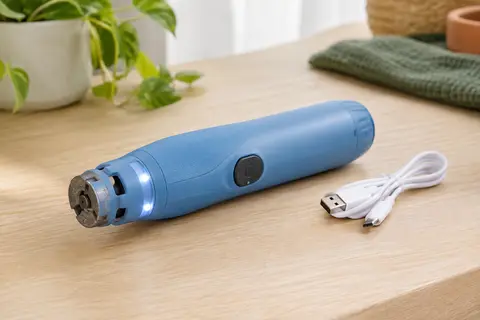 Lime à griffes Gimars bleue avec trois ouvertures de meulage et éclairage LED, posée sur du bois clair.