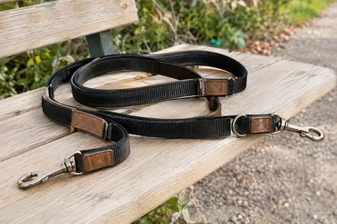Laisse multifonction noire pour chien avec finitions en similicuir et deux mousquetons pivotants