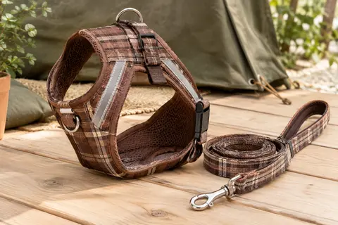 Harnais gilet en maille marron à carreaux avec bandes réfléchissantes latérales et laisse assortie.