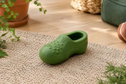 Jouet à mâcher vert en caoutchouc naturel, en forme de chausson avec une cavité pour friandises