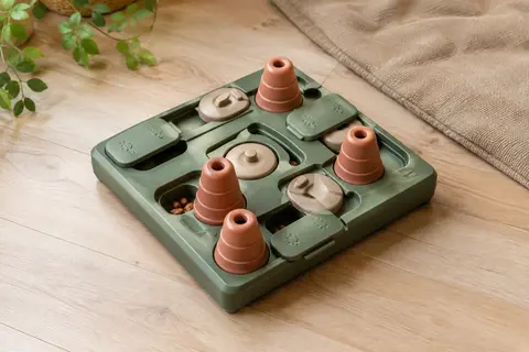 Puzzle interactif pour chien en plastique, avec cônes et éléments mobiles posé sur un sol clair