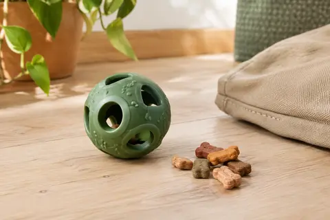 Balle distributrice Trixie en caoutchouc vert, avec ouvertures pour libérer des friandises